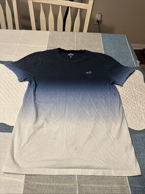 Hollister Men's Navy to Light Gray Gradient Crew Tee